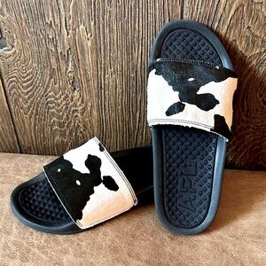 Women’s APL iconic slide black white cow sz 8